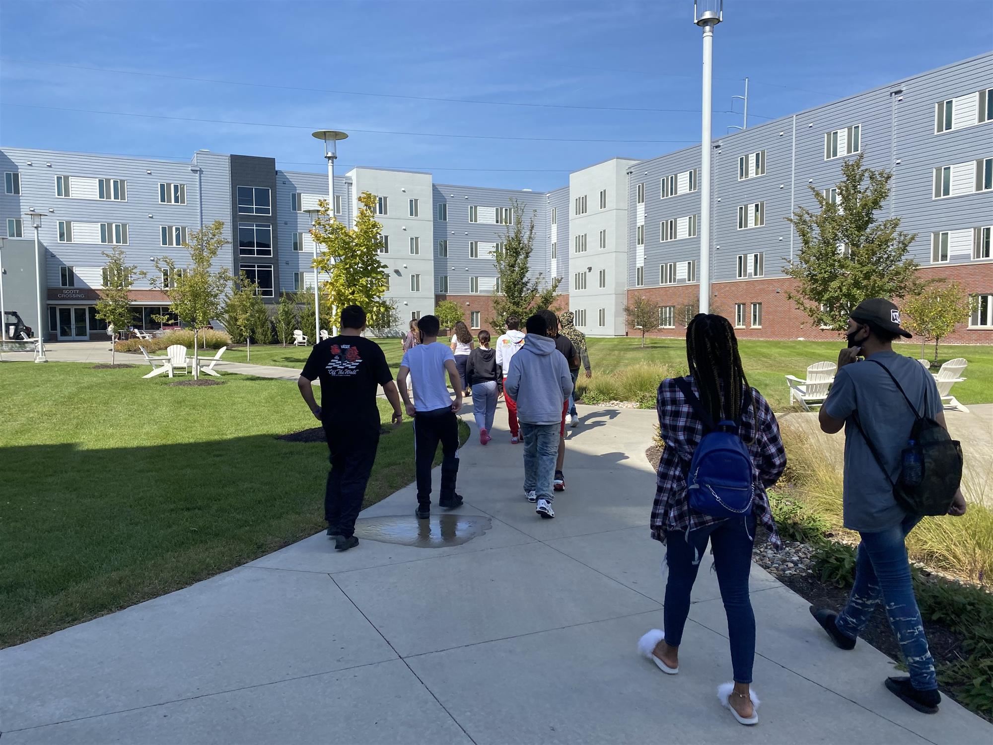 Students tour UNO